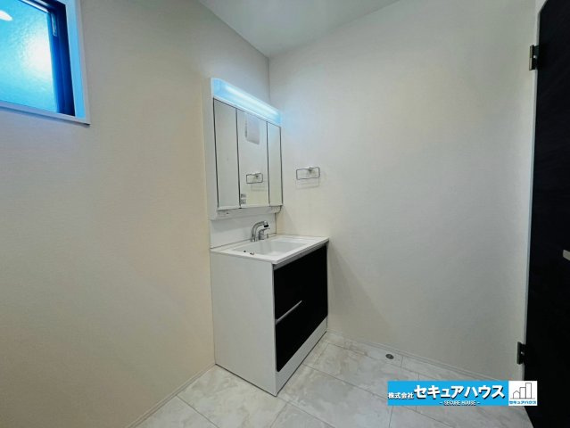 【本日ご案内可能】刈谷市井ケ谷町井田　全4棟の独立洗面台|【洗面台】
◆鏡の裏にはたっぷりと収納スペースを標準装備！
◆電源を付属しているのでドライヤーなど利用できます。
◆洗面台下にも収納スペースがあるため洗剤やシャンプーのストックを入れられます。　　　　