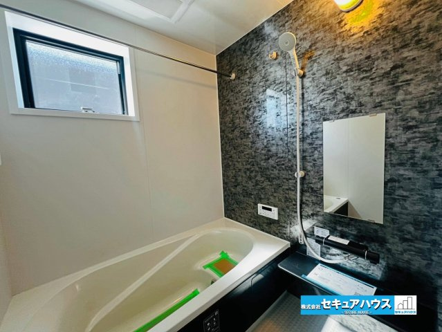 【本日ご案内可能】刈谷市井ケ谷町井田　全4棟の浴室|【浴室】
◆アクセントパネルで落ち着きのある雰囲気を演出します。毎日の疲れを癒やすバスタイムをお楽しみ下さい！
◆窓付きで、カビの繁殖を抑える効果があります。
◆追い炊き機能を備えたオートバスです。　