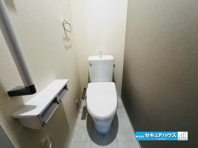 【本日ご案内可能】刈谷市井ケ谷町井田　全4棟のトイレ|【高機能トイレ】
◆高機能トイレの多くは便器のフタの開閉が自動であり、使用後に手動で水を流す面倒もなく非常に便利です。スタイリッシュな見た目で、お掃除しやすく、節水効果が高いです。　　　　　　　　　　