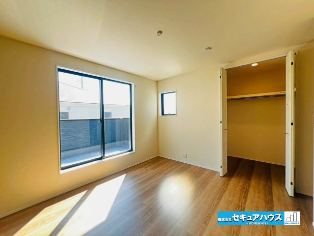 【本日ご案内可能】刈谷市井ケ谷町井田　全4棟の洋室|【洋室7.5帖】
◆広々とした居住空間は日々の暮らしを彩り、心のやすらぎと満足感を与えてくれます。通風と採光を考慮した設計は子供たちはのびのび育ち、家族でくつろぎと団らんを生み出します。　　　　　　　