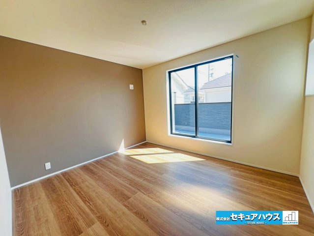 【本日ご案内可能】刈谷市井ケ谷町井田　全4棟の洋室|【洋室7.5帖　別角度】
◆アクセントクロスによりお洒落な洋室となっております。
◆バルコニーに出られるお部屋です♪　　　　　　　　　　　　　　　　　　　　　　　　　　　　　　　　　　　　　　　　　　