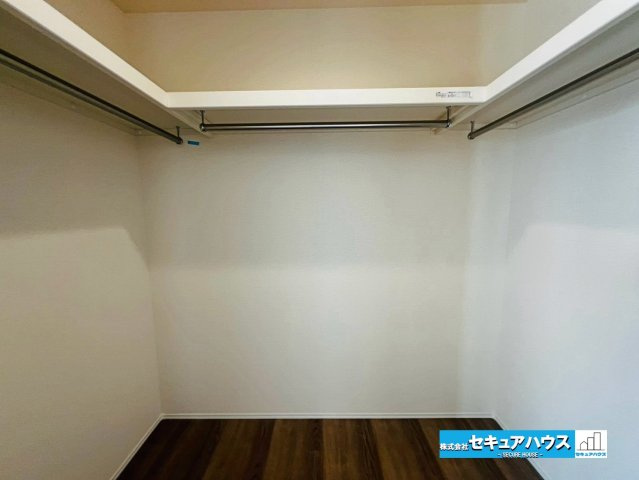【本日ご案内可能】刈谷市井ケ谷町井田　全4棟の収納|【洋室7.5帖のウォークインクローゼット】
◆コの字型のウォークインクローゼットのため、お洋服や荷物を沢山収納することができます。　　　　　　　　　　　　　　　　　　　　　　　　　　　　　　　　　　　