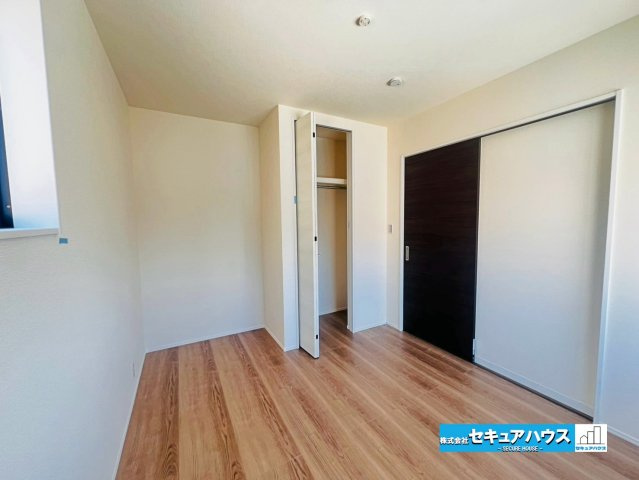 【本日ご案内可能】刈谷市井ケ谷町井田　全4棟の洋室|【洋室5.4帖】
◆家族一人ひとりの大切なプライベート空間。趣味に合わせて使って頂けるようシンプルに仕上げてあります。暮らし心地を大きく左右する収納を、適材適所に配置し使い勝手を考慮しました。　　　　