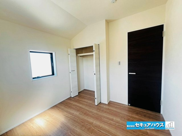 【本日ご案内可能】刈谷市井ケ谷町井田　全4棟の洋室|【洋室4.3帖】
◆お子様のお部屋や主寝室、来客時の宿泊室、趣味のお部屋としてもご利用いただけます。
◆全居室収納付きため各居室ごとにお洋服や荷物をしまうことができます。　　　　　　　　　　　　　　　