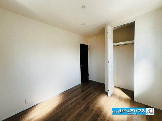 【本日ご案内可能】刈谷市井ケ谷町井田　全4棟の洋室|【洋室5.4帖】
◆全居室2面の窓に面しているため陽当たり、通風共に良好です♪
◆計5部屋洋室があるため一人ひとりのプライベート空間が確保できます◎　　　　　　　　　　　　　　　　　　　　　　　　　　