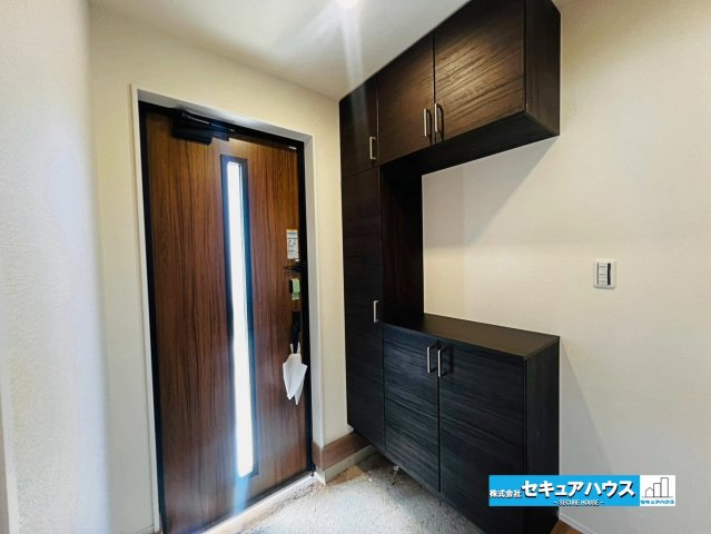 【本日ご案内可能】刈谷市井ケ谷町井田　全4棟の玄関|【玄関】
◆お家に出会う人々を迎える玄関だからこそ、広々清潔感あふれる空間にしたいものです。採光・通風にも配慮された設計で毎日明るい空間をキープします♪
◆ダブルロックキーで防犯面も安心です♪　　　　