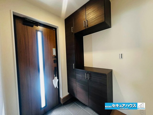 【本日ご案内可能】刈谷市井ケ谷町井田　全4棟の玄関|【玄関】
◆お家に出会う人々を迎える玄関だからこそ、広々清潔感あふれる空間にしたいものです。採光・通風にも配慮された設計で毎日明るい空間をキープします♪
◆ダブルロックキーで防犯面も安心です♪　　　　