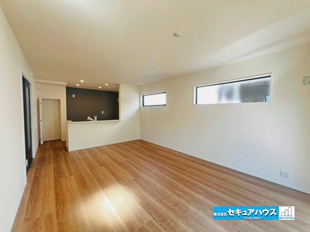 【本日ご案内可能】刈谷市井ケ谷町井田　全4棟の居間・リビング|【LDK16.7帖】
◆通学から帰宅し、リビングルームで会話を楽しむ子ども達。リビングから臨む景色は太陽色に染まり、解放感溢れゆったりとしたひと時を過ごすことが出来る素敵な空間です。　　　　　　　　　