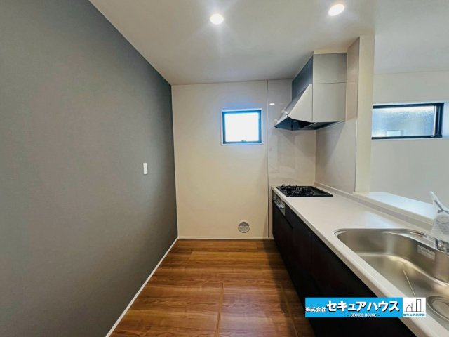 【本日ご案内可能】刈谷市井ケ谷町井田　全4棟のキッチン|【キッチン】
◆対面式キッチンのためリビングの様子を見ながら料理することができます。
◆キッチンの窓は熱気や匂いを逃がす役割があります。
◆床下収納にはお米や飲み物のストックを収納することも可能です。