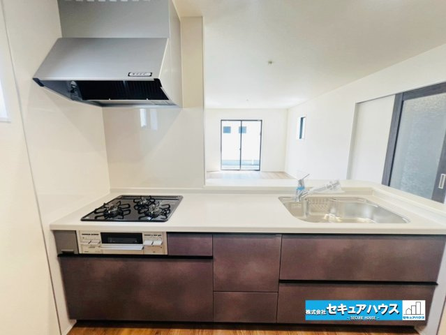 【本日ご案内可能】刈谷市井ケ谷町井田　全4棟のキッチン|【キッチン】
◆同時にたくさんの料理が調理できる3口コンロ。「焼く・蒸す・煮る」の工程を同時進行で進めることができるので、料理を素早く作ることができます。育児でバタバタ忙しいママに嬉しい♪　　　　　　