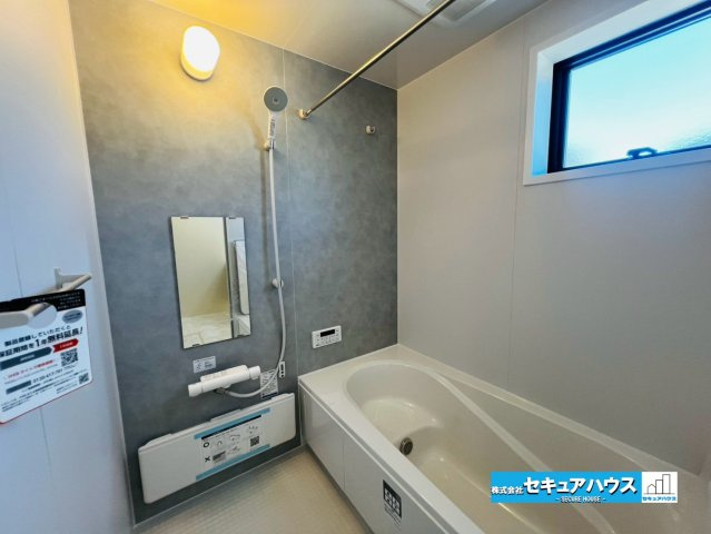 【本日ご案内可能】刈谷市井ケ谷町井田　全4棟の浴室|【浴室】
◆アクセントパネルで落ち着きのある雰囲気を演出します。毎日の疲れを癒やすバスタイムをお楽しみ下さい！
◆窓付きで、カビの繁殖を抑える効果があります。
◆追い炊き機能を備えたオートバスです。　
