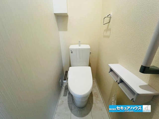 【本日ご案内可能】刈谷市井ケ谷町井田　全4棟のトイレ|【高機能トイレ】
◆高機能トイレの多くは便器のフタの開閉が自動であり、使用後に手動で水を流す面倒もなく非常に便利です。スタイリッシュな見た目で、お掃除しやすく、節水効果が高いです。　　　　　　　　　　