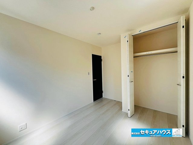 【本日ご案内可能】刈谷市井ケ谷町井田　全4棟の洋室|【洋室】
◆家族一人ひとりの大切なプライベート空間。趣味に合わせて使って頂けるようシンプルに仕上げてあります。暮らし心地を大きく左右する収納を、適材適所に配置し使い勝手を考慮しました。　　　　　　　　