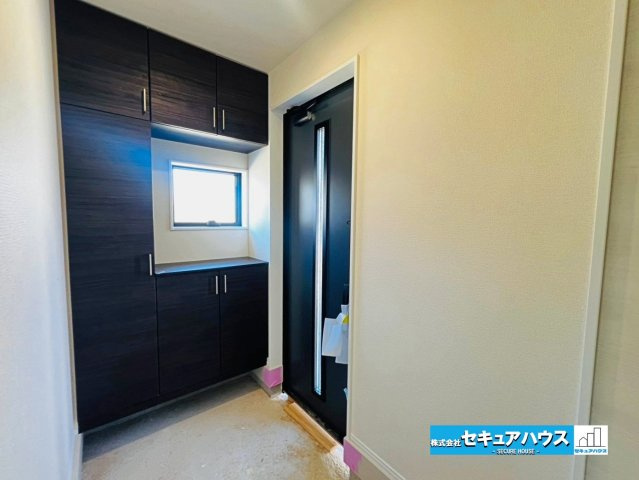 【本日ご案内可能】刈谷市井ケ谷町井田　全4棟の玄関|【玄関】
◆採光・通風にも配慮された設計で毎日明るい空間をキープします♪
◆玄関には、収納力のあるシューズボックスがあり、玄関まわりがすっきり片付きます。
◆ダブルロックキーで防犯面も安心です。　　　