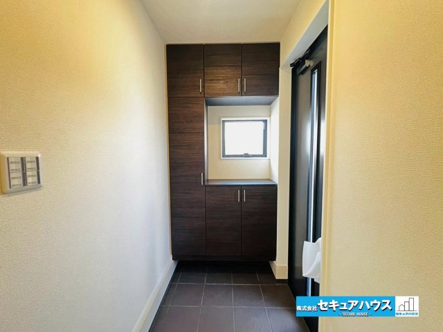 【本日ご案内可能】刈谷市井ケ谷町井田　全4棟の玄関|【玄関】
◆採光・通風にも配慮された設計で毎日明るい空間をキープします♪
◆玄関には、収納力のあるシューズボックスがあり、玄関まわりがすっきり片付きます。
◆ダブルロックキーで防犯面も安心です。　　　