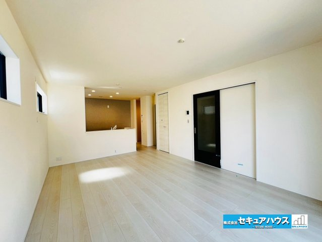 【本日ご案内可能】刈谷市井ケ谷町井田　全4棟の居間・リビング|【LDK】
◆通学から帰宅し、リビングルームで会話を楽しむ子ども達。リビングから臨む景色は太陽色に染まり、解放感溢れゆったりとしたひと時を過ごすことが出来る素敵な空間です。　　　　　　　　　　　　　　