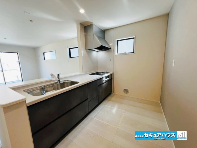 【本日ご案内可能】刈谷市井ケ谷町井田　全4棟のキッチン|【キッチン】
◆広々としたキッチンスペースのため家族で並んで料理できます。
◆窓付きで手元に自然光が入り明るい空間で料理することが可能！
◆床下収納には飲み物やお米のストックをしまうことができます。　
