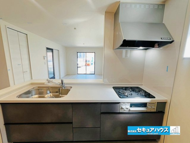 【本日ご案内可能】刈谷市井ケ谷町井田　全4棟のキッチン|【キッチン】
◆同時にたくさんの料理が調理できる3口コンロ。「焼く・蒸す・煮る」の工程を同時進行で進めることができるので、料理を素早く作ることができます。育児でバタバタ忙しいママに嬉しい♪　　　　　　