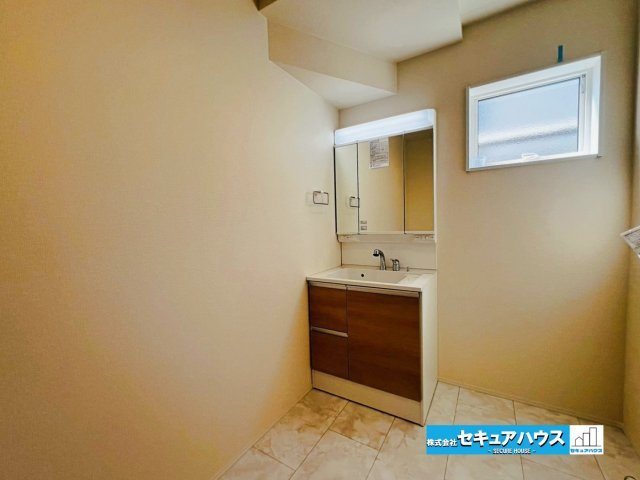 【本日ご案内可能】刈谷市井ケ谷町井田　全4棟の独立洗面台|【洗面台】
◆鏡の裏にはたっぷりと収納スペースを標準装備！
◆電源を付属しているのでドライヤーなど利用できます。
◆洗面台下にも収納スペースがあるため洗剤やシャンプーのストックを入れられます。　　　　