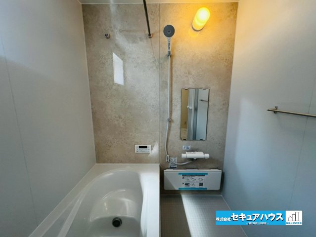 【本日ご案内可能】刈谷市井ケ谷町井田　全4棟の浴室|【浴室】
◆アクセントパネルで落ち着きのある雰囲気を演出します。毎日の疲れを癒やすバスタイムをお楽しみ下さい！
◆窓付きで、カビの繁殖を抑える効果があります。
◆追い炊き機能を備えたオートバスです。　