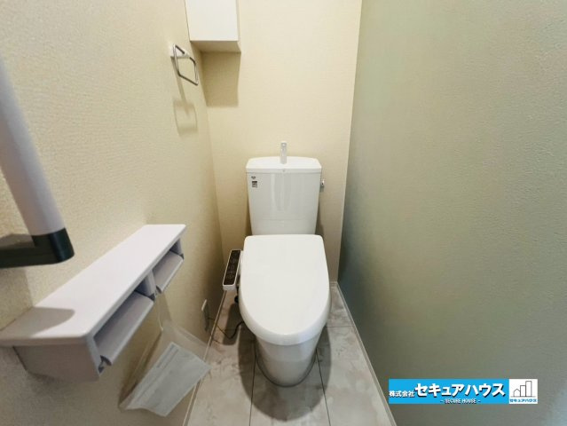 【本日ご案内可能】刈谷市井ケ谷町井田　全4棟のトイレ|【高機能トイレ】
◆高機能トイレの多くは便器のフタの開閉が自動であり、使用後に手動で水を流す面倒もなく非常に便利です。スタイリッシュな見た目で、お掃除しやすく、節水効果が高いです。　　　　　　　　　　