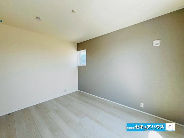 【本日ご案内可能】刈谷市井ケ谷町井田　全4棟の洋室|【洋室6.6帖　別角度】
◆アクセントクロスによりお洒落な仕上がりです♪
◆バルコニーにも出られるお部屋となっております。　　　　　　　　　　　　　　　　　　　　　　　　　　　　　　　　　　　　　　
