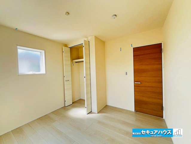 【本日ご案内可能】刈谷市井ケ谷町井田　全4棟の洋室|【洋室5.5帖】
◆お子様のお部屋や主寝室、来客時の宿泊室、趣味のお部屋としてもご利用いただけます♪
◆全居室収納付きのため各居室ごとにお洋服や荷物をしまうことができます。　　　　　　　　　　　　　　