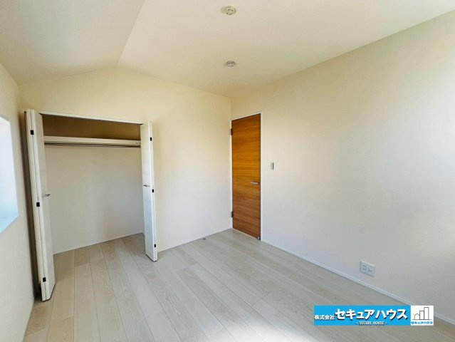 【本日ご案内可能】刈谷市井ケ谷町井田　全4棟の洋室|【洋室5.2帖】
◆家族一人ひとりの大切なプライベート空間。趣味に合わせて使って頂けるようシンプルに仕上げてあります。暮らし心地を大きく左右する収納を、適材適所に配置し使い勝手を考慮しました。　　　　