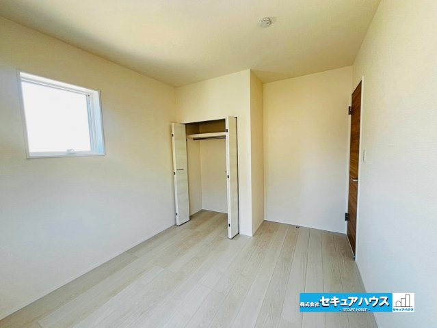 【本日ご案内可能】刈谷市井ケ谷町井田　全4棟の洋室|【洋室5.4帖】
◆2階洋室全部屋2面採光の日当たり・通風共に良好な設計です◎
◆シンプルなデザインのリビングのため自分好みの空間をつくりやすいです。　　　　　　　　　　　　　　　　　　　　　　　　　
