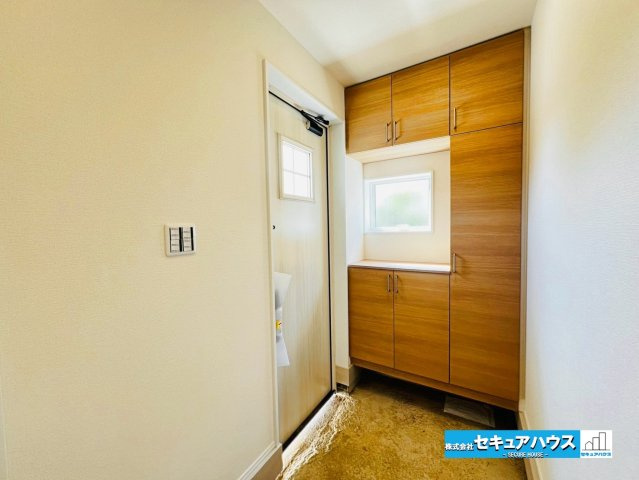 【本日ご案内可能】刈谷市井ケ谷町井田　全4棟の玄関|【玄関】
◆お家に出会う人々を迎える玄関だからこそ、広々清潔感あふれる空間にしたいものです。採光・通風にも配慮された設計で毎日明るい空間をキープします♪
◆ダブルロックキーで防犯面も安心です♪　　　　