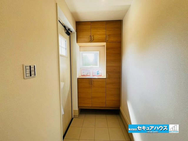 【本日ご案内可能】刈谷市井ケ谷町井田　全4棟の玄関|【玄関】
◆お家に出会う人々を迎える玄関だからこそ、広々清潔感あふれる空間にしたいものです。採光・通風にも配慮された設計で毎日明るい空間をキープします♪
◆ダブルロックキーで防犯面も安心です♪　　　　