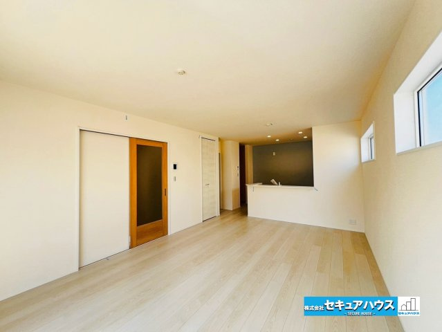 【本日ご案内可能】刈谷市井ケ谷町井田　全4棟の居間・リビング|【LDK17.2帖】
◆通学から帰宅し、リビングルームで会話を楽しむ子ども達。リビングから臨む景色は太陽色に染まり、解放感溢れゆったりとしたひと時を過ごすことが出来る素敵な空間です。　　　　　　　　　