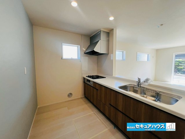 【本日ご案内可能】刈谷市井ケ谷町井田　全4棟のキッチン|【キッチン】
◆対面式キッチンのためリビングの様子を見ながら料理することができます。
◆キッチンの窓は熱気や匂いを逃がす役割があります。
◆床下収納にはお米や飲み物のストックを収納することも可能です。