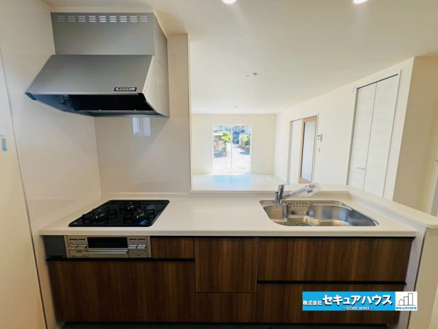 【本日ご案内可能】刈谷市井ケ谷町井田　全4棟のキッチン|【キッチン】
◆同時にたくさんの料理が調理できる3口コンロ。「焼く・蒸す・煮る」の工程を同時進行で進めることができるので、料理を素早く作ることができます。育児でバタバタ忙しいママに嬉しい♪　　　　　　