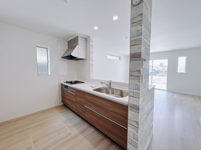 【新築戸建】高崎市並榎町28番　のキッチン|■キッチン｜作業がはかどる広々カウンタースペース。会話がはずむ「オープンキッチン」なので家族とのコミュニケーションも活発になります。