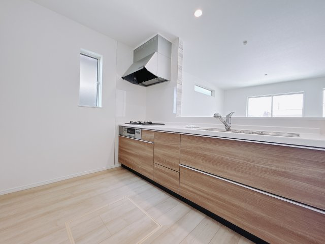 【新築戸建】高崎市並榎町28番　のキッチン|■キッチン｜ワークトップ下には、圧力鍋やパスタ鍋などのかさばる調理器具もラクラク収納可能なスライド収納！ものが溢れがちなキッチン回りもスッキリきれいに管理ができます♪