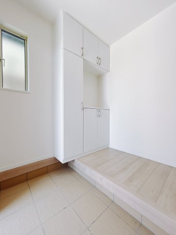 【新築戸建】高崎市並榎町28番　の玄関|■玄関｜「玄関から、我が家を心地よく。自然の風や光を感じられる気持ちのいい玄関へ。」永く居心地のいい暮らしを演出する快適性能と安心を両立させたドアを採用しました！