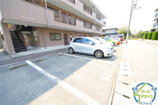 シャトル永井の駐車場