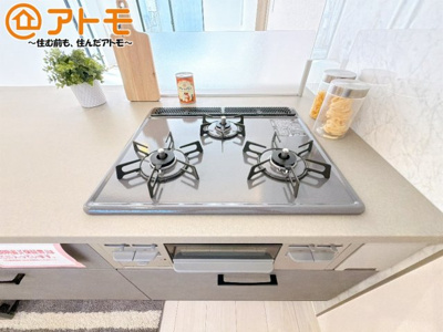 【設備】 | 沼津市大岡5期　新築一戸建て　全1棟 | ３口コンロは使い勝手がよくお料理も楽しくなりそうです♪