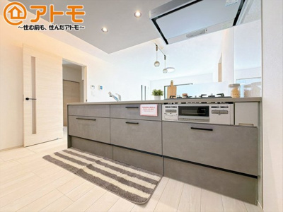 【キッチン】 | 沼津市大岡5期　新築一戸建て　全1棟 | リビングで遊ぶお子様にも目が届く、安心感で選ぶなら対面キッチン♪