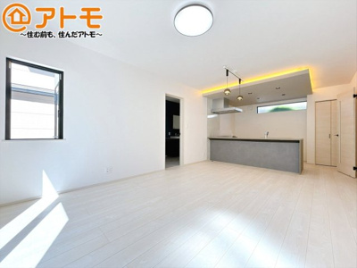 【居間・リビング】 | 沼津市大岡5期　新築一戸建て　全1棟 | 家族団らんのイメージは、リビングを思い浮かべませんか？リビングこそ広々とした空間が良いですね♪