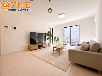 【居間・リビング】 | 沼津市大岡5期　新築一戸建て　全1棟 | 広々と開放的なLDKは、家族が自然と集まる広さ♪お子様のリビング学習にもピッタリ♪