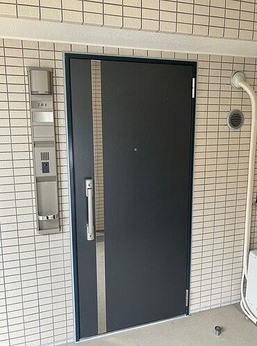 ルネサンス南柏駅前の玄関|内装工事前の写真です。