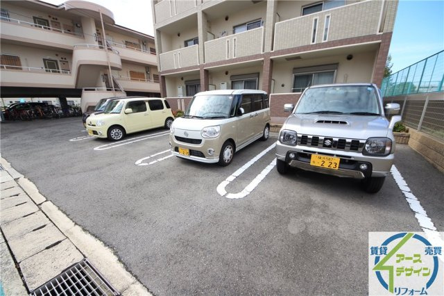 クイーンズコートFの駐車場