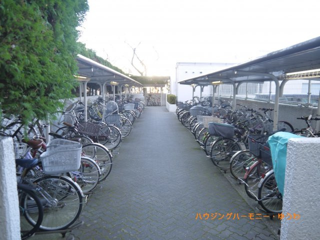 【駐輪場】 | コートハウス城北中央公園 | 屋根付きの駐輪場となっていますので、雨の日でも大切な自転車が濡れずに済みます。