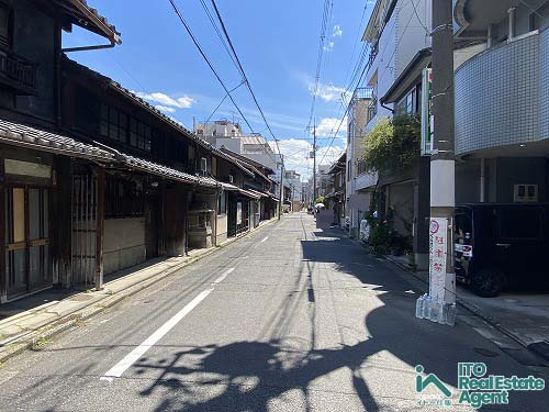 大菊町 庭付き「京町家」の前面道路含む現地写真