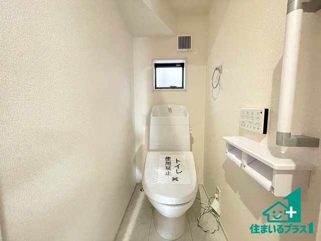 ★10(土)11(日)12(祝)現地見学可能！★宇治市伊勢田町名木　新築一戸建てのトイレ|1・2階の2ヶ所にあるので、朝の忙しい時間の順番待ちもなく、深夜の利用にも大変便利です。