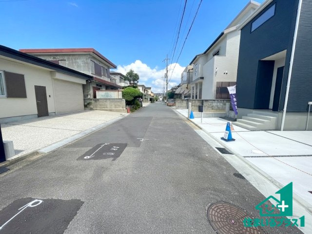 ★10(土)11(日)12(祝)現地見学可能！★宇治市伊勢田町名木　新築一戸建ての前面道路含む現地写真|周辺は閑静な住宅街！前面道路広々で車の出し入れも便利です。駐車が苦手な方でも安心して車庫入れできます！