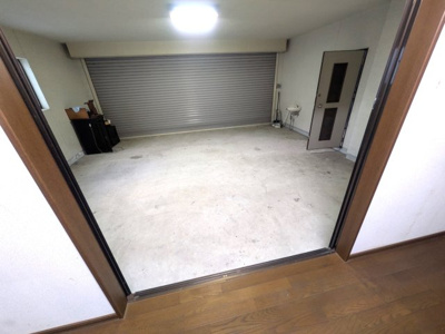 【駐車場】 | 高槻市淀の原町 | ■電動シャッター付きの屋内駐車場完備
■スロップシンク付き