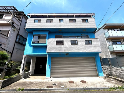 【外観】 | 高槻市淀の原町 | ■南向きの整形地　
■3台駐車可能です
■南向きバルコニーで陽当たり良好 
■全室6帖以上のゆとりの5LDK